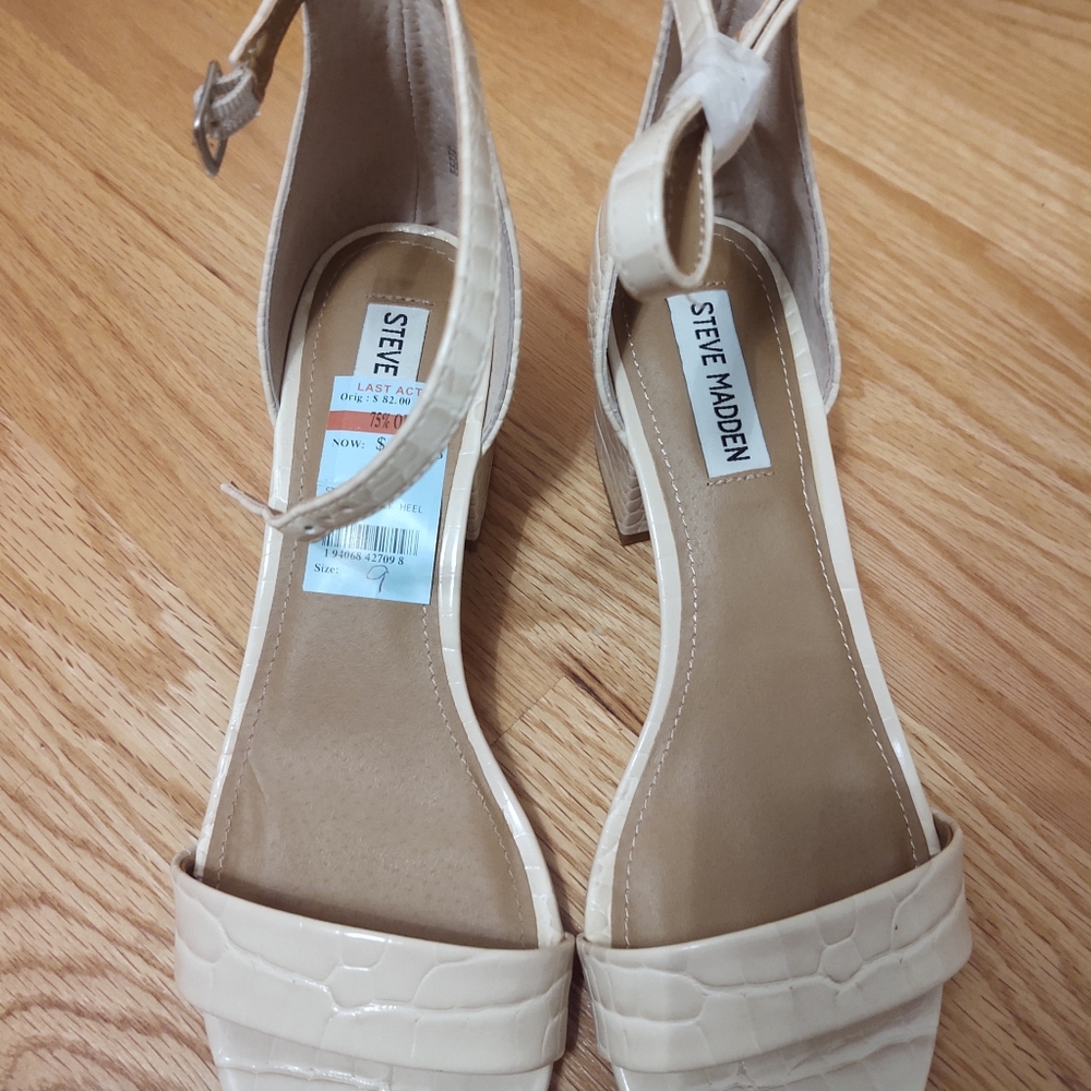 Cream open toe shoe